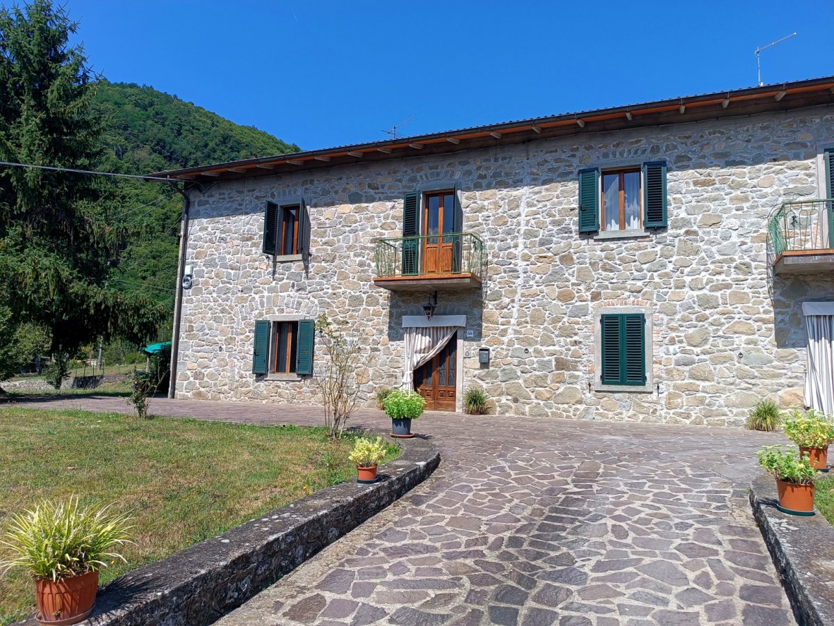 Semi-detached house for Sale Piazza al Serchio Lucca, Sale Semi-detached house Piazza al Serchio