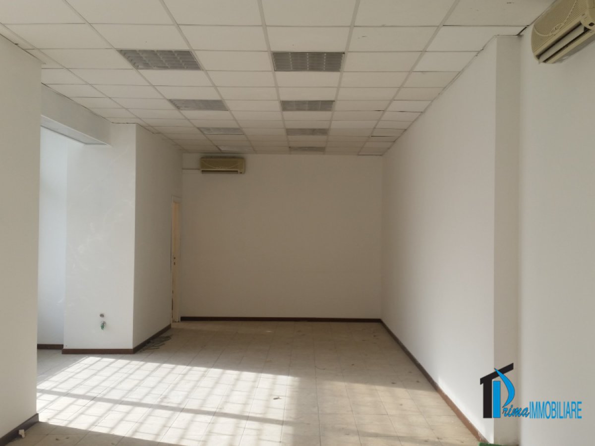 Shop/Commercial space for Rent Terni Terni, Rent Shop/Commercial space Terni