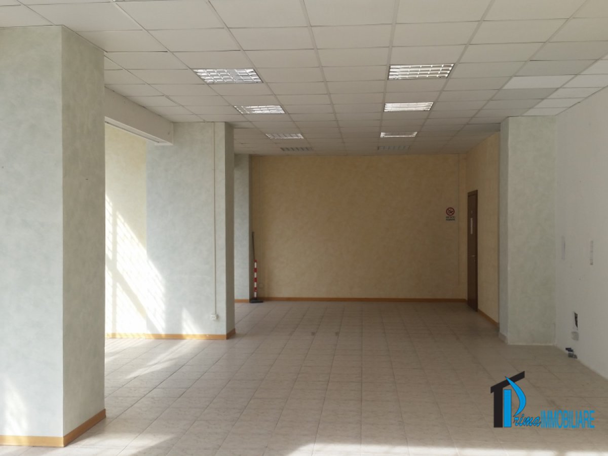 Shop/Commercial space for Rent Terni Terni, Rent Shop/Commercial space Terni