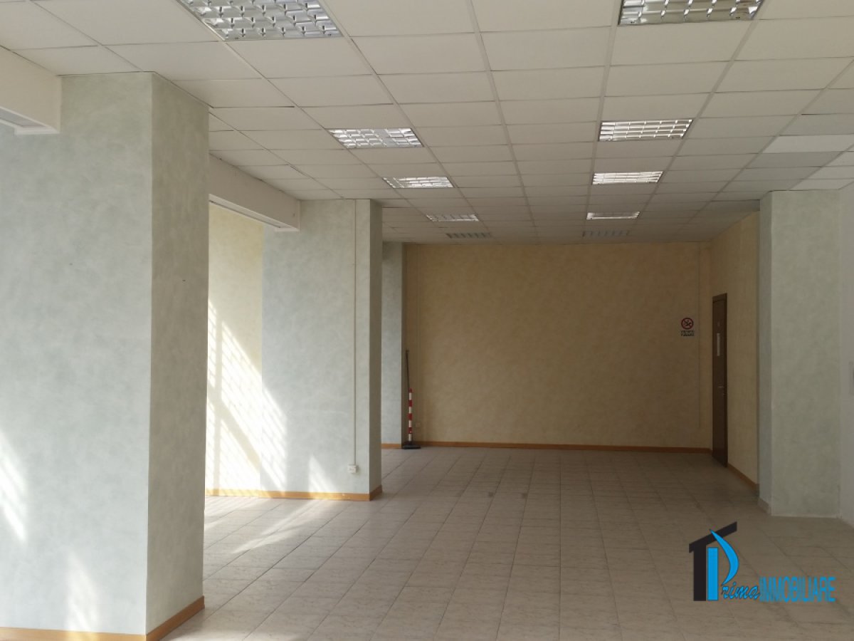 Shop/Commercial space for Rent Terni Terni, Rent Shop/Commercial space Terni