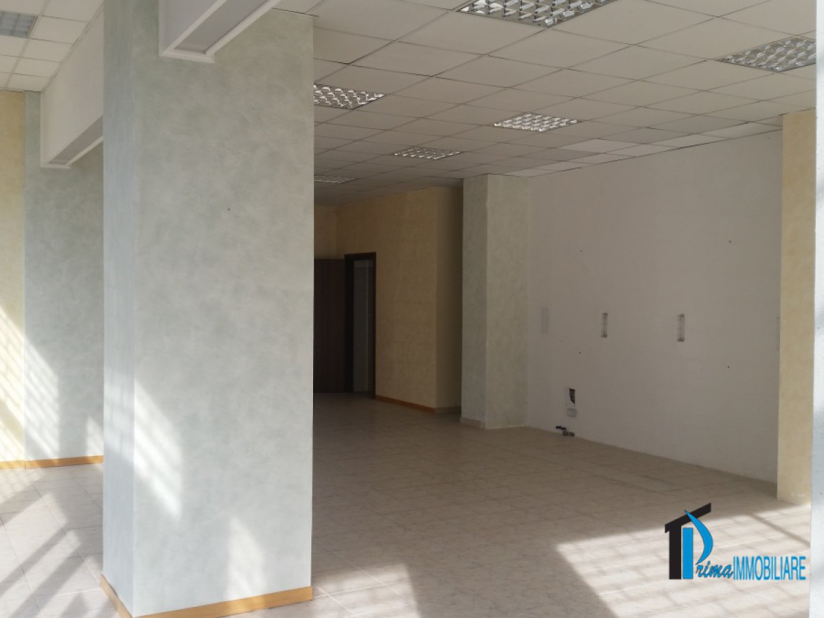 Shop/Commercial space for Rent Terni Terni, Rent Shop/Commercial space Terni