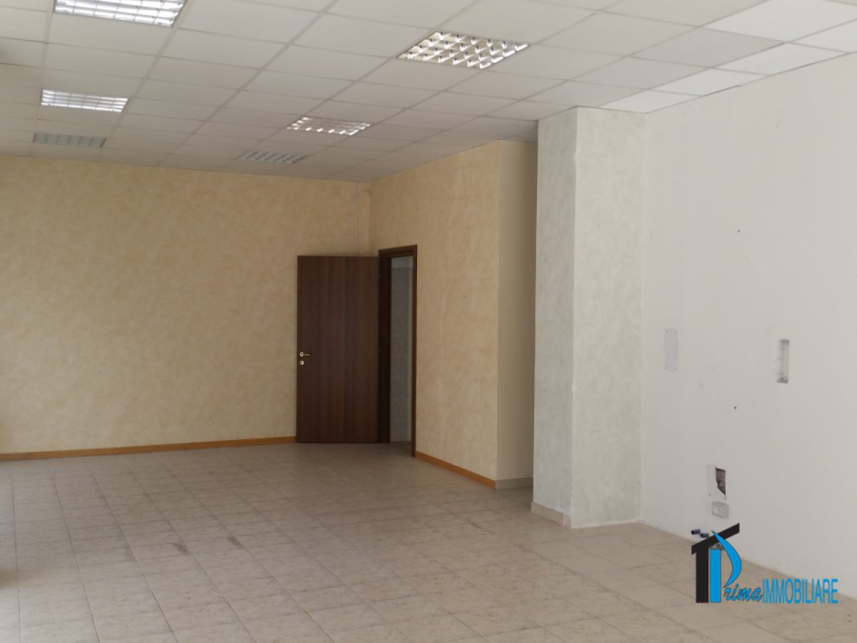 Shop/Commercial space for Rent Terni Terni, Rent Shop/Commercial space Terni