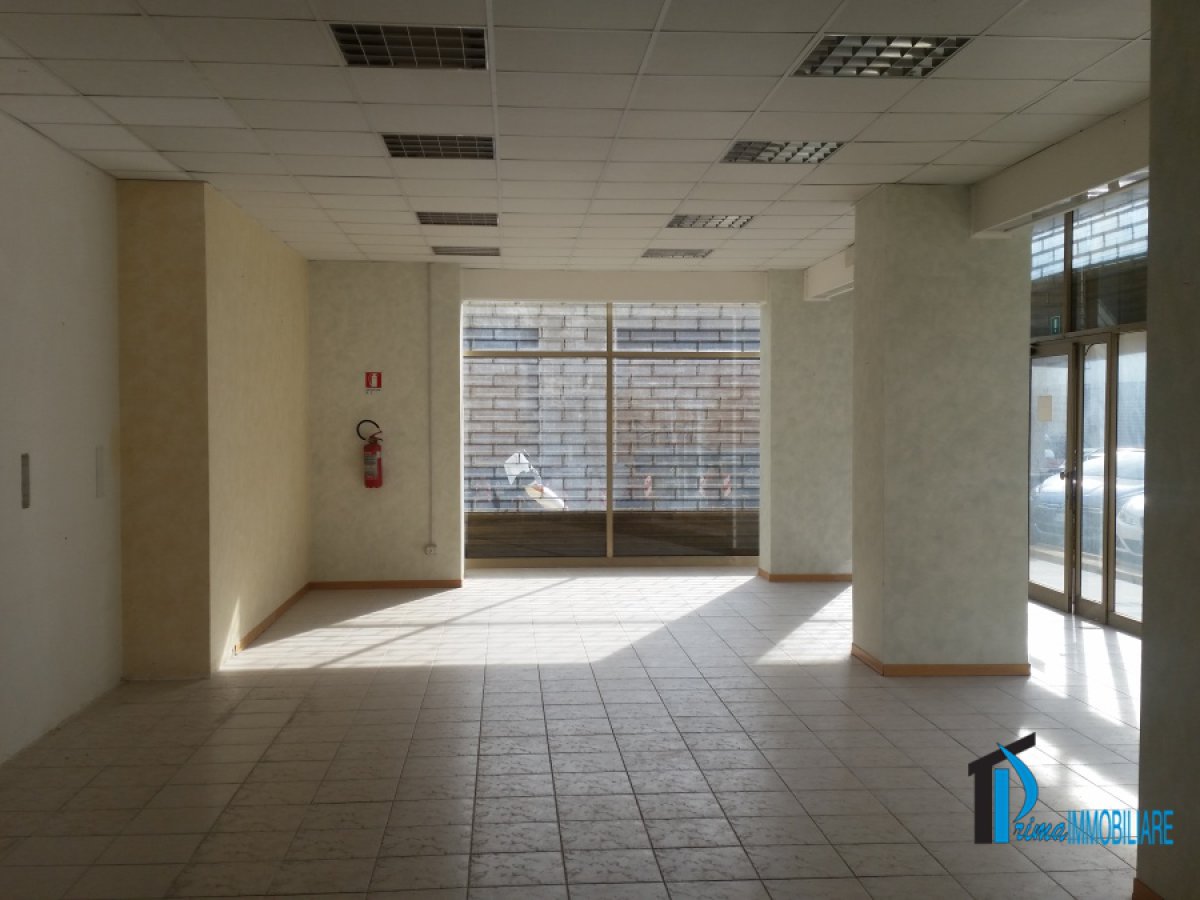 Shop/Commercial space for Rent Terni Terni, Rent Shop/Commercial space Terni
