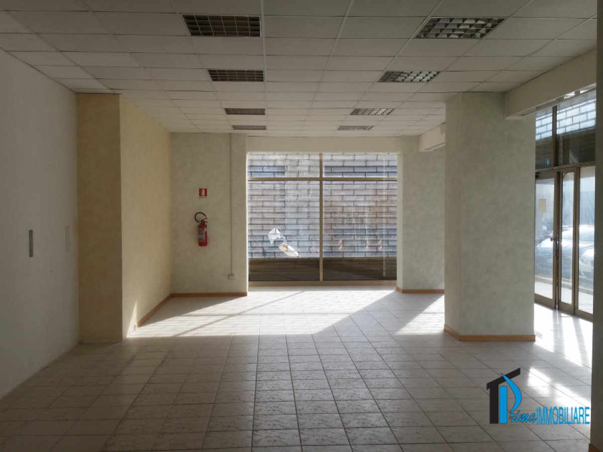 Shop/Commercial space for Rent Terni Terni, Rent Shop/Commercial space Terni