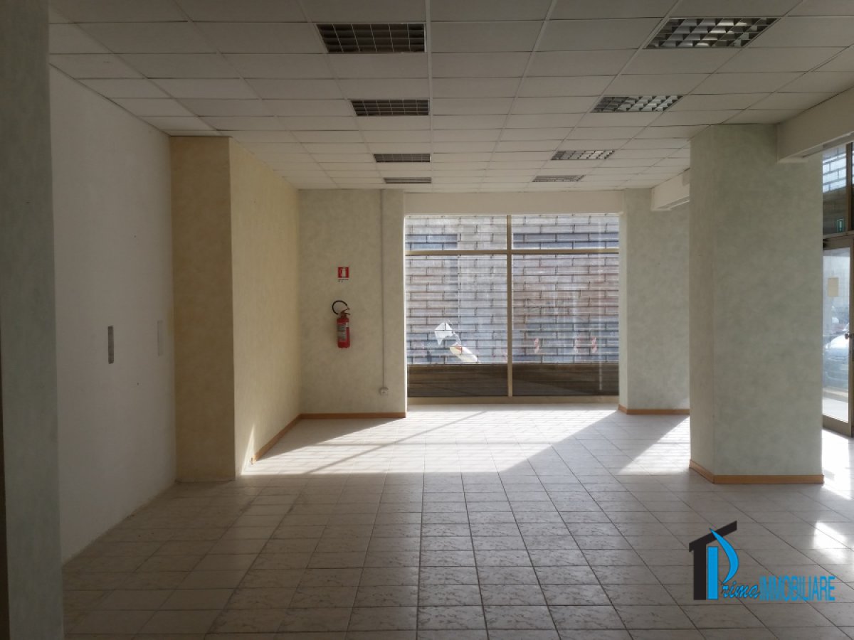 Shop/Commercial space for Rent Terni Terni, Rent Shop/Commercial space Terni