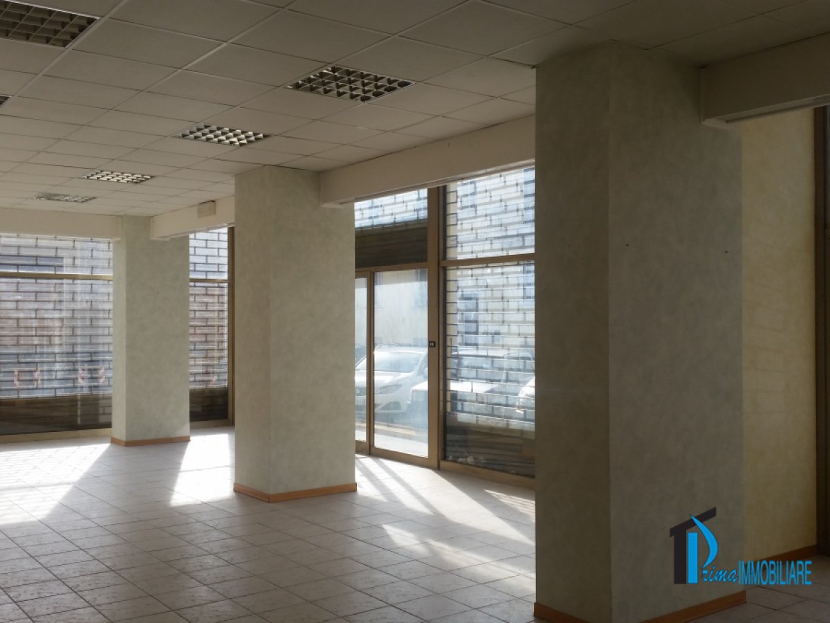 Shop/Commercial space for Rent Terni Terni, Rent Shop/Commercial space Terni