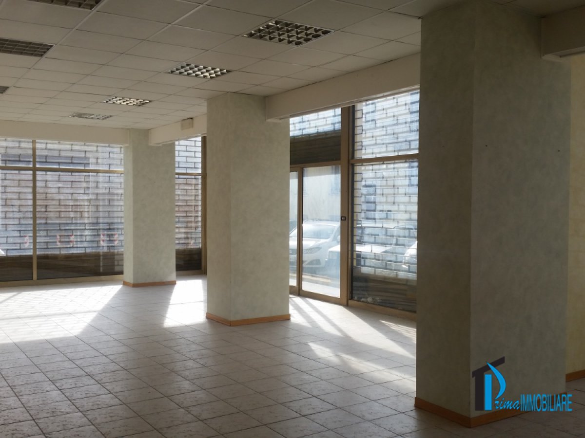 Shop/Commercial space for Rent Terni Terni, Rent Shop/Commercial space Terni