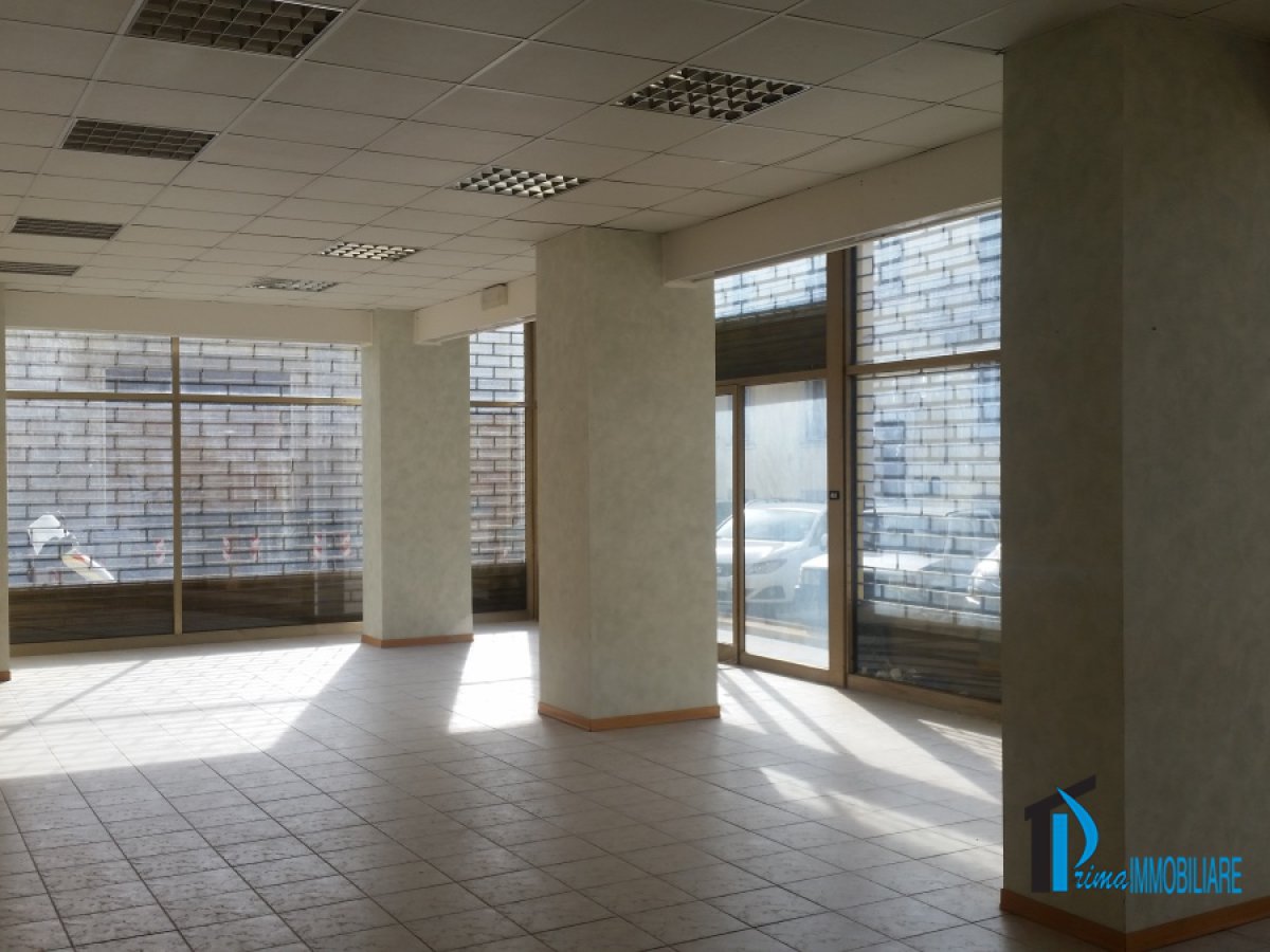 Shop/Commercial space for Rent Terni Terni, Rent Shop/Commercial space Terni